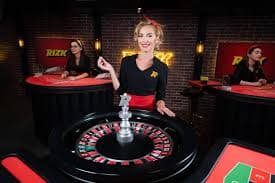 Antarmuka aplikasi paus88 menampilkan live dealer blackjack dan roulette di layar mobile